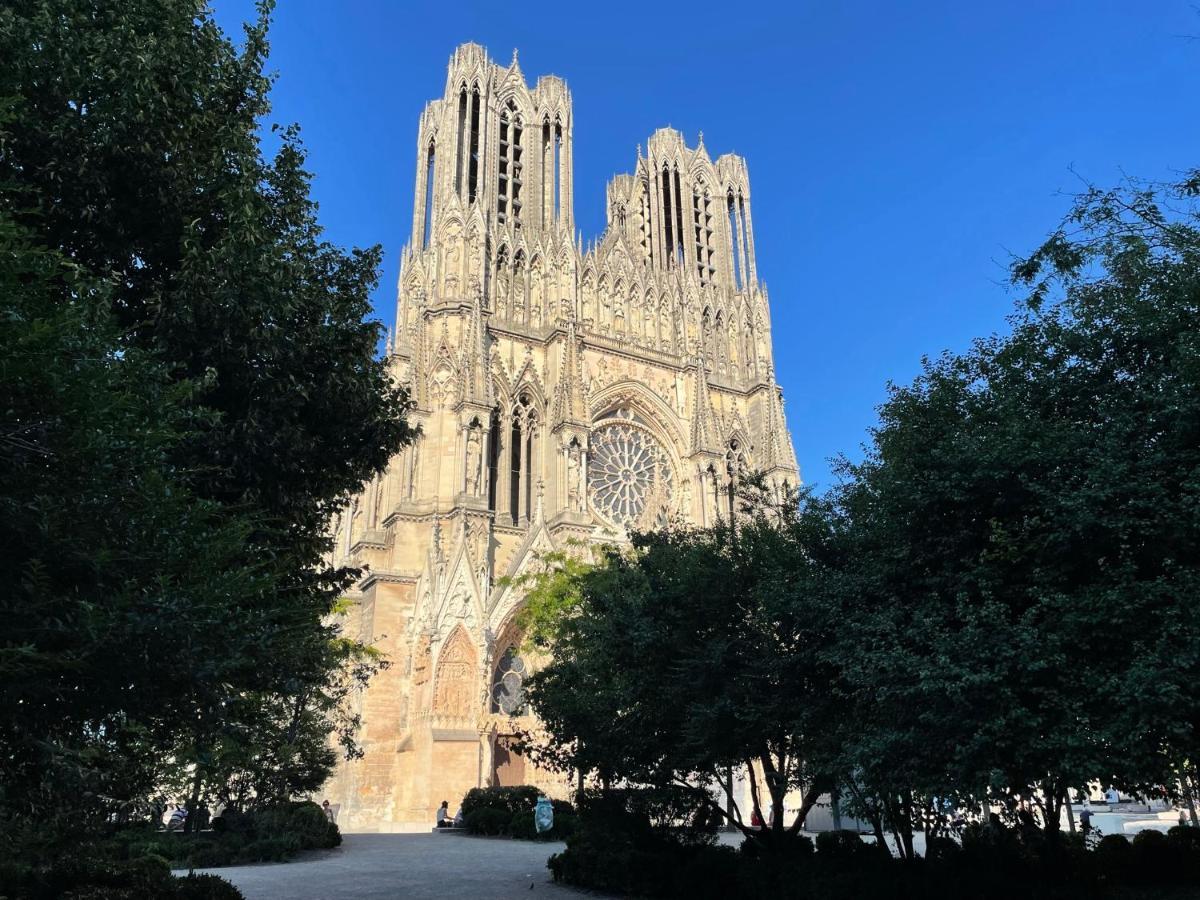 Charme De L'Ancien Pour Cet Appartement Entierement Renove Dans L'Hypercentre De Reims Exterior foto
