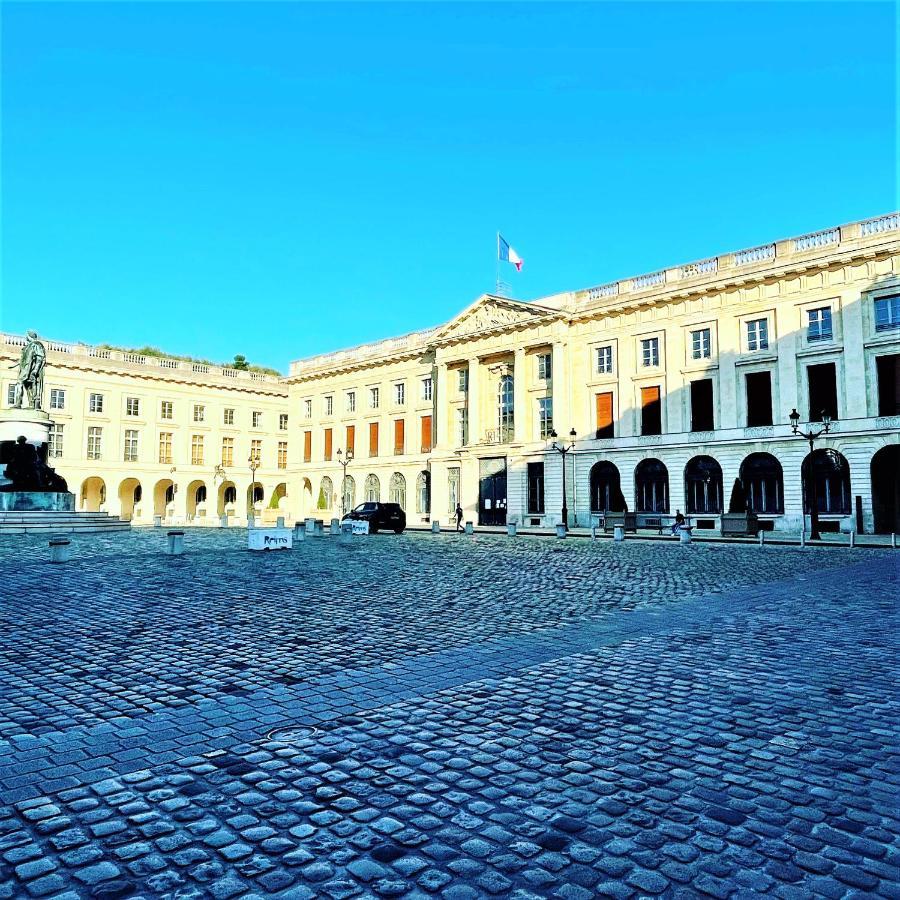 Charme De L'Ancien Pour Cet Appartement Entierement Renove Dans L'Hypercentre De Reims Exterior foto